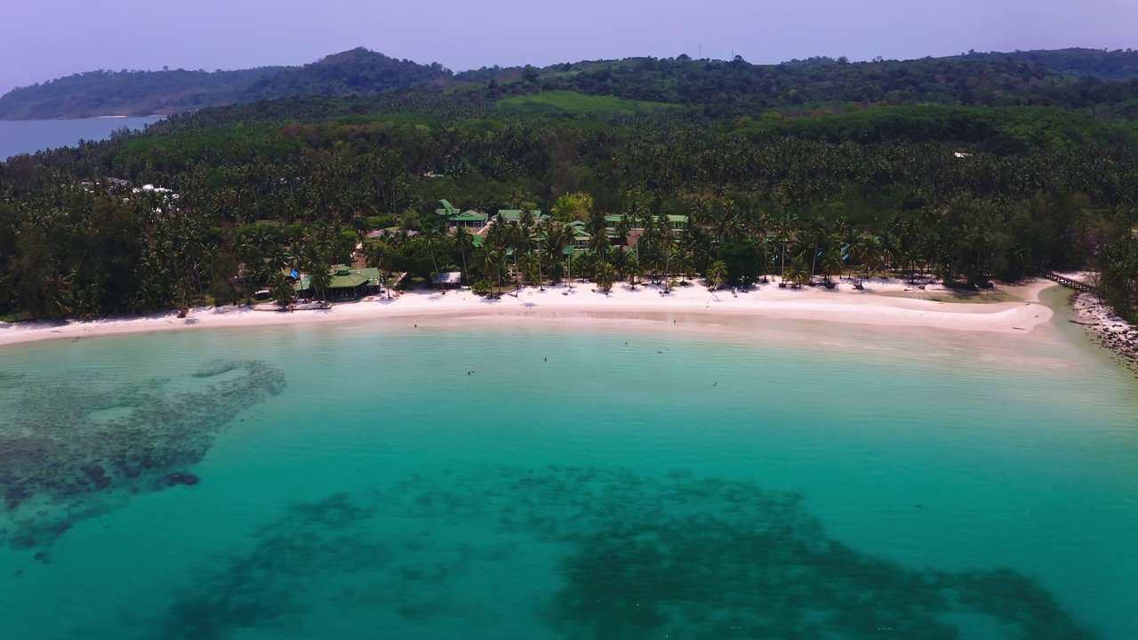 异国情调的酒店度假胜地在热带白色沙滩Koh good海洋泻湖海滩。视频素材