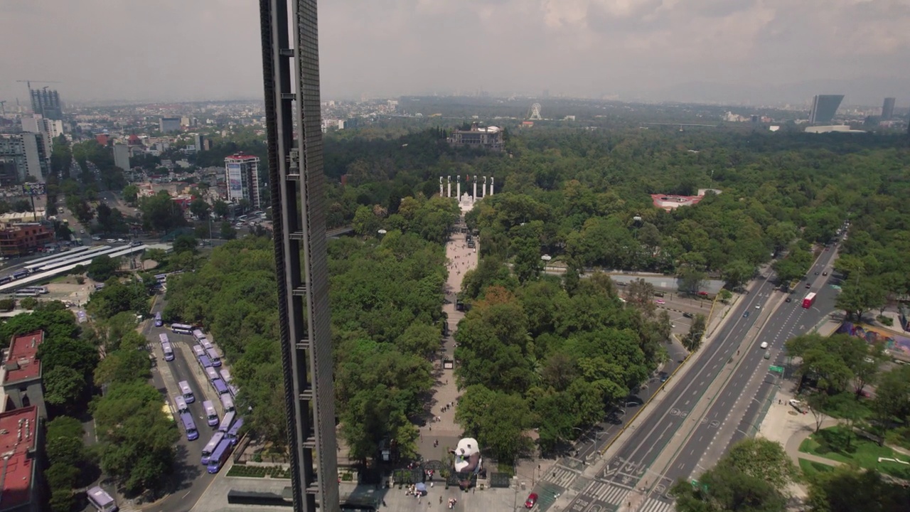 从空中俯瞰墨西哥城的天际线，在CDMX中飞越Parque m<s:1> xico视频素材