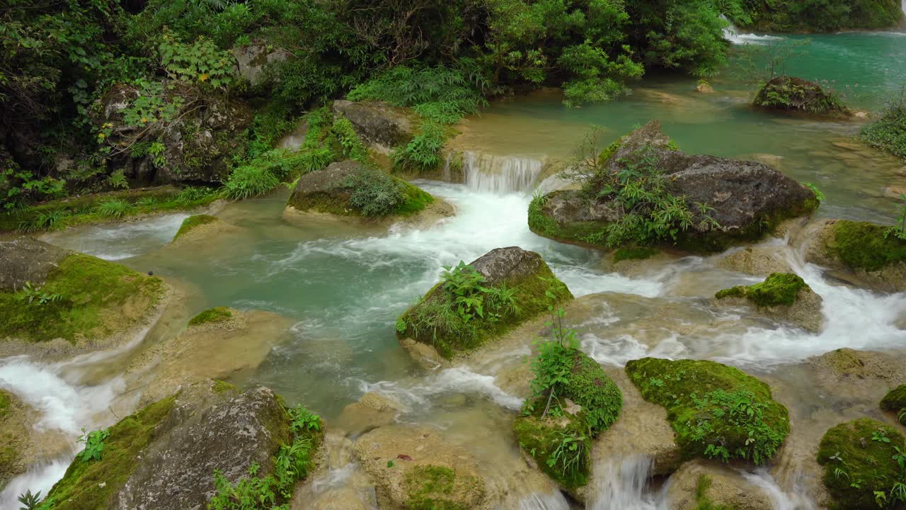 瀑布，湖泊和溪流自然景观4k视频素材