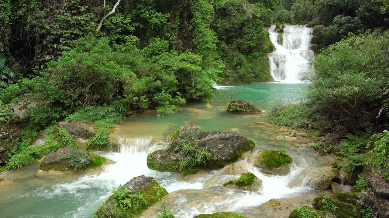 瀑布，湖泊和溪流自然景观4k视频素材