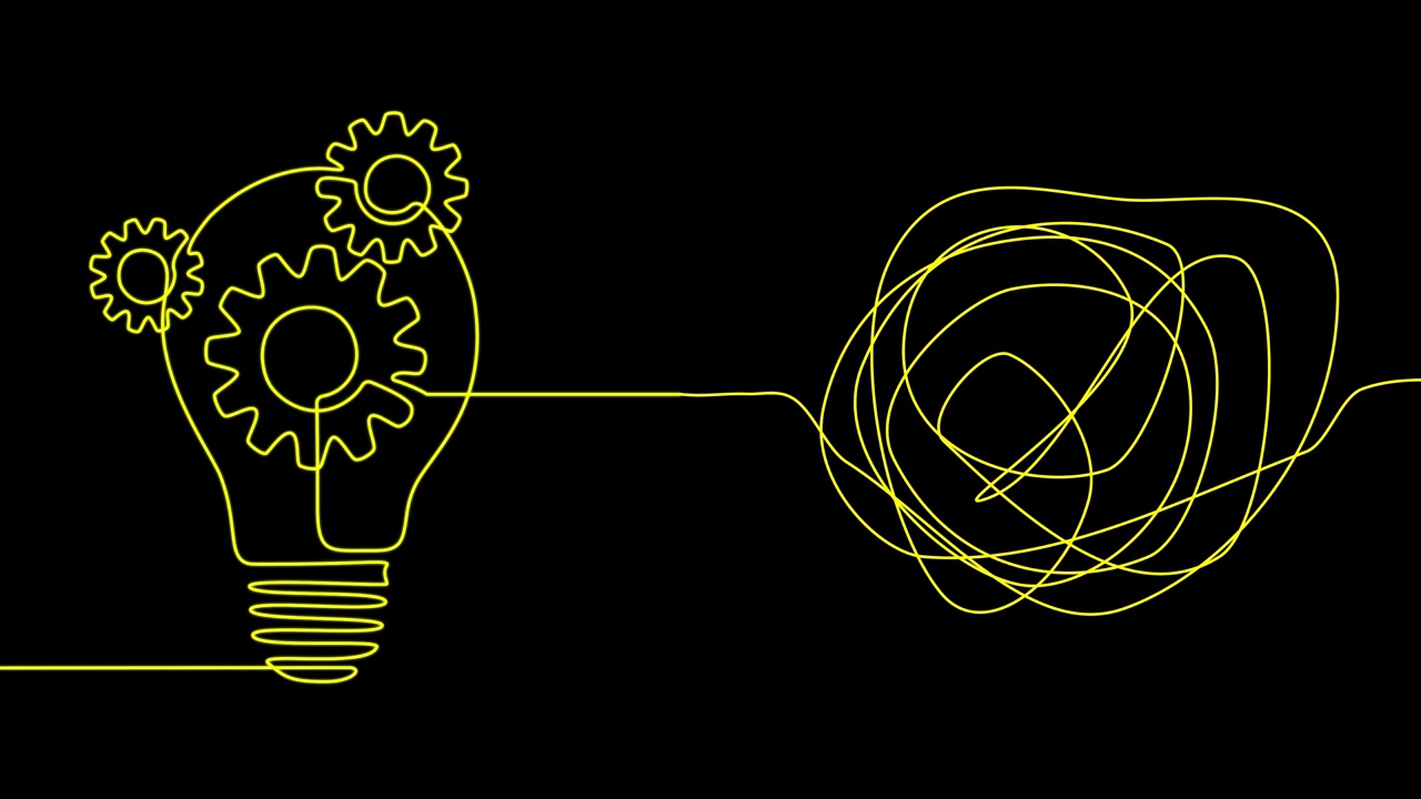 商业问题与创新。创造力和解决方案。动画。斗争和创意概念动画。纠结复杂的线画灯泡与齿轮。视频素材