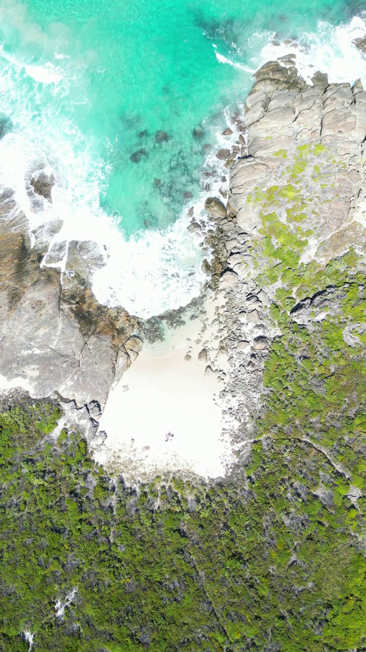 无人机拍摄的岩石海悬崖在沙滩上的热带海滩与风景秀丽的海景视频素材