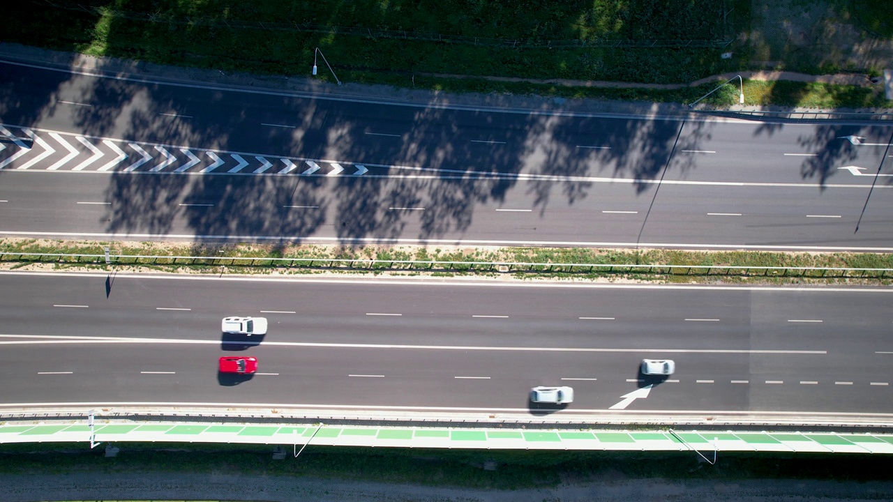 车辆通过高速公路沥青车道的俯视图。——空中视频素材