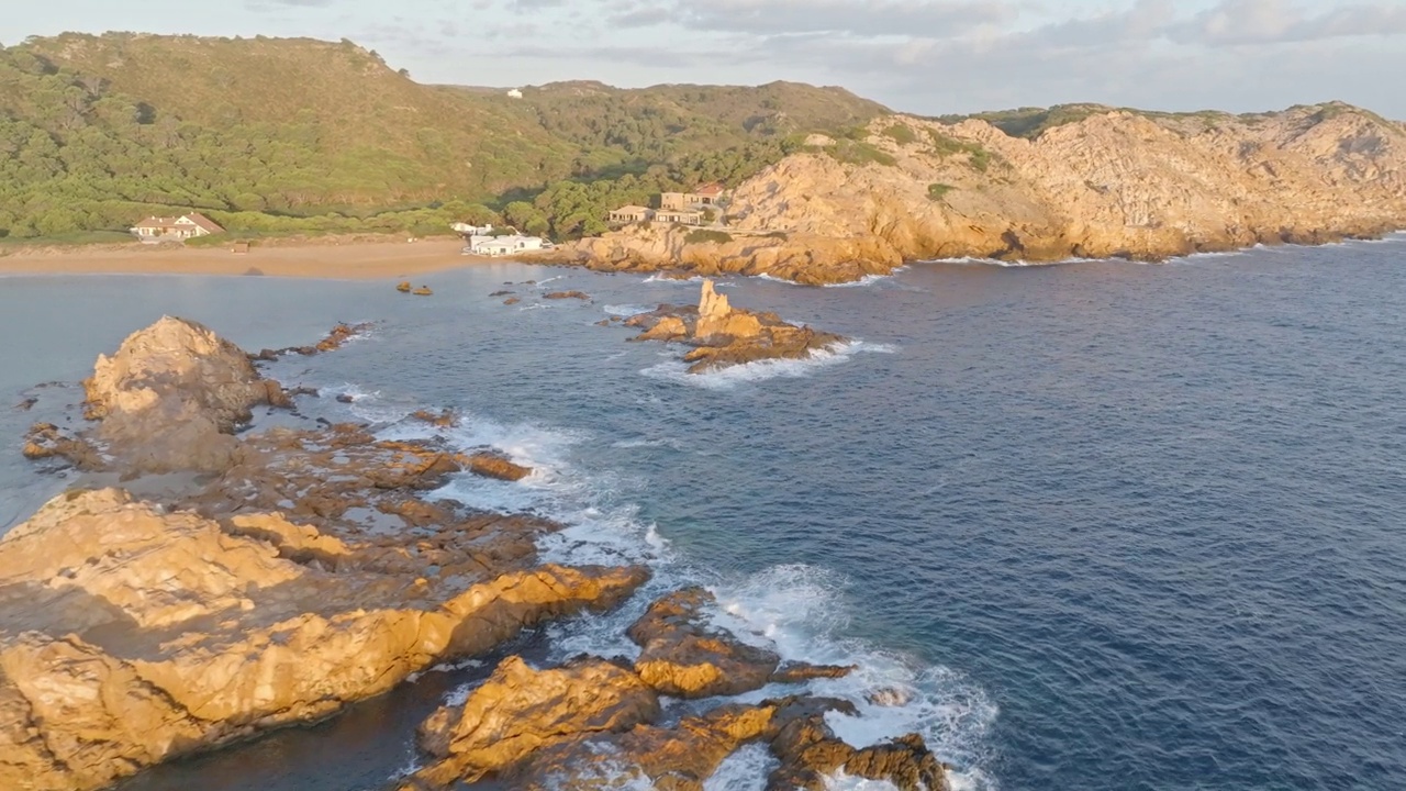 梅诺卡岛卡拉普雷贡达海滩的岩层全景视频素材