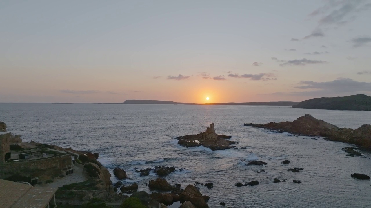 Cala Pregonda的夕阳带着温柔的小波滚向海岸视频素材