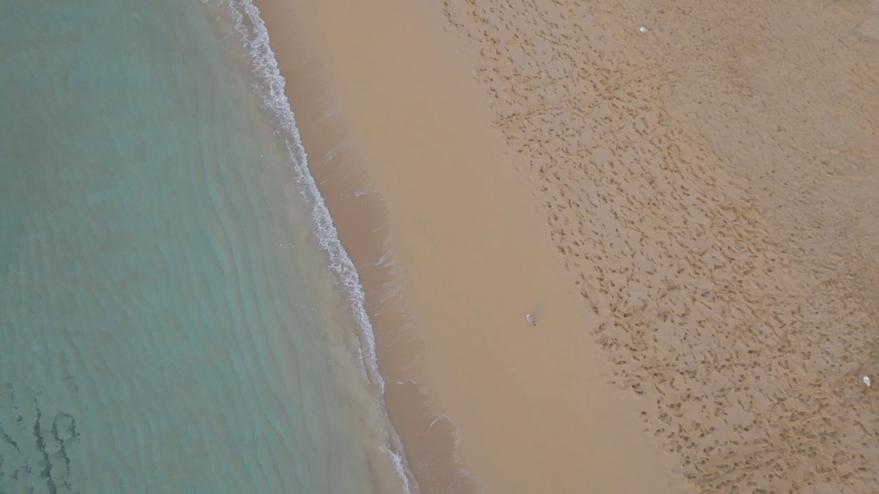 绿松石色的海浪轻轻地拍打着卡拉普雷贡达的沙滩视频素材