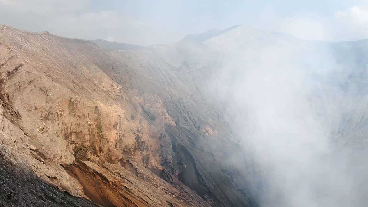 无人机拍摄印度尼西亚冒着烟的活火山Bromo视频素材