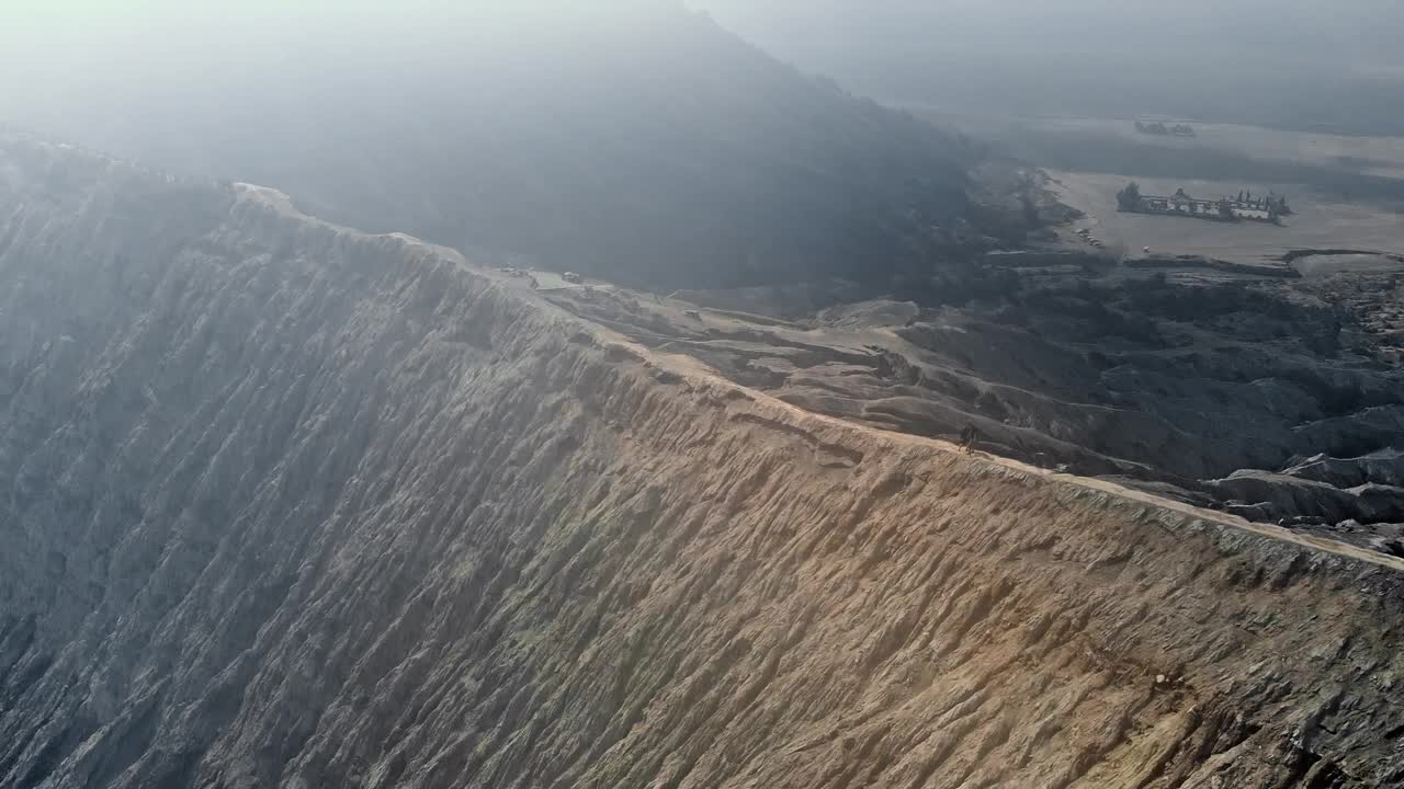 无人机拍摄印度尼西亚冒着烟的活火山Bromo视频下载