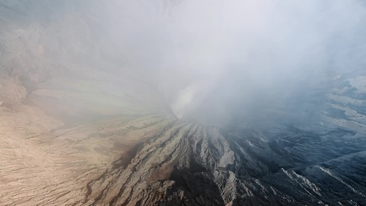 无人机拍摄印度尼西亚冒着烟的活火山Bromo视频素材