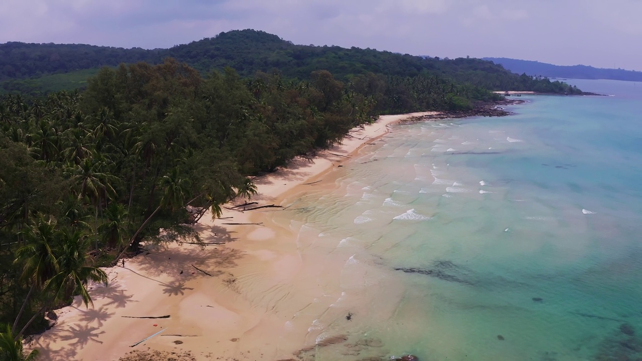 热带沙滩天堂的Koh good在泰国的海浪。视频素材