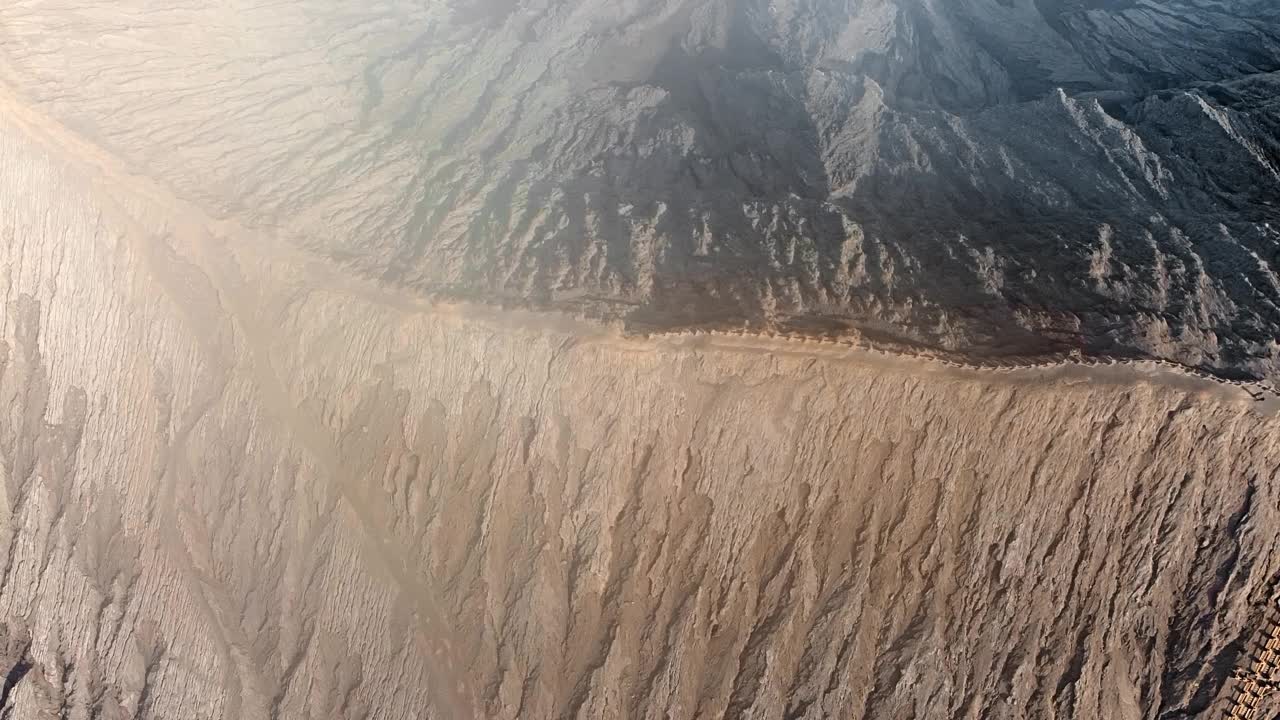 无人机拍摄印度尼西亚冒着烟的活火山Bromo视频下载