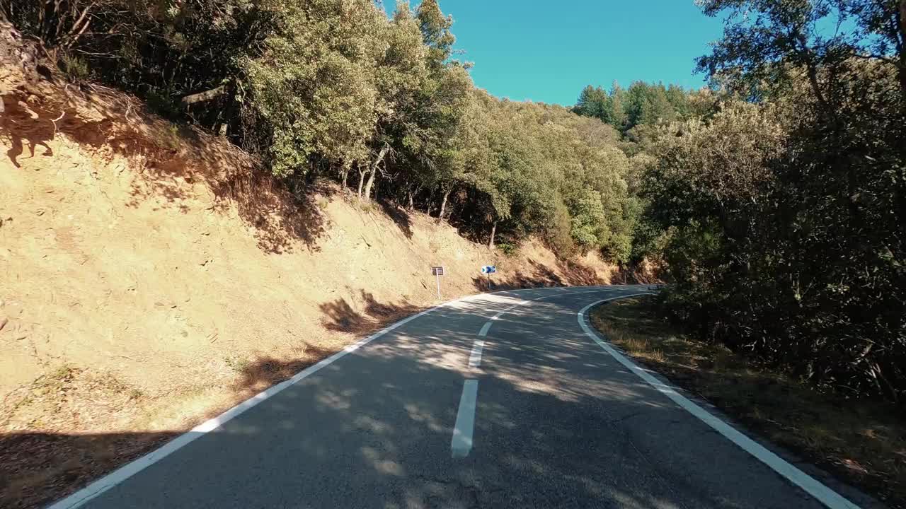 在蓝天和地平线的背景下，在一条长长的柏油直路上开车。旅游和交通的概念。山区国家公园。开车到目的地。节日假期。视频素材