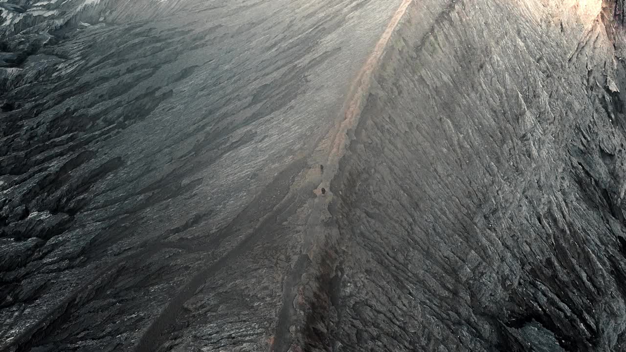 无人机拍摄印度尼西亚冒着烟的活火山Bromo视频素材