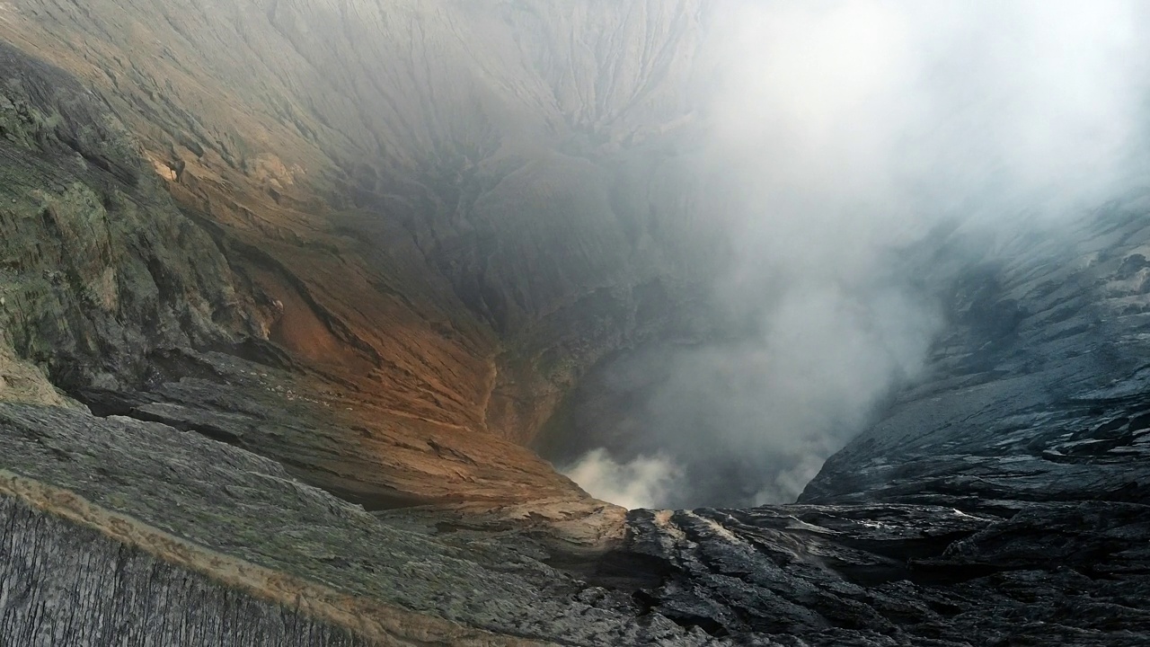 无人机拍摄印度尼西亚冒着烟的活火山Bromo视频素材