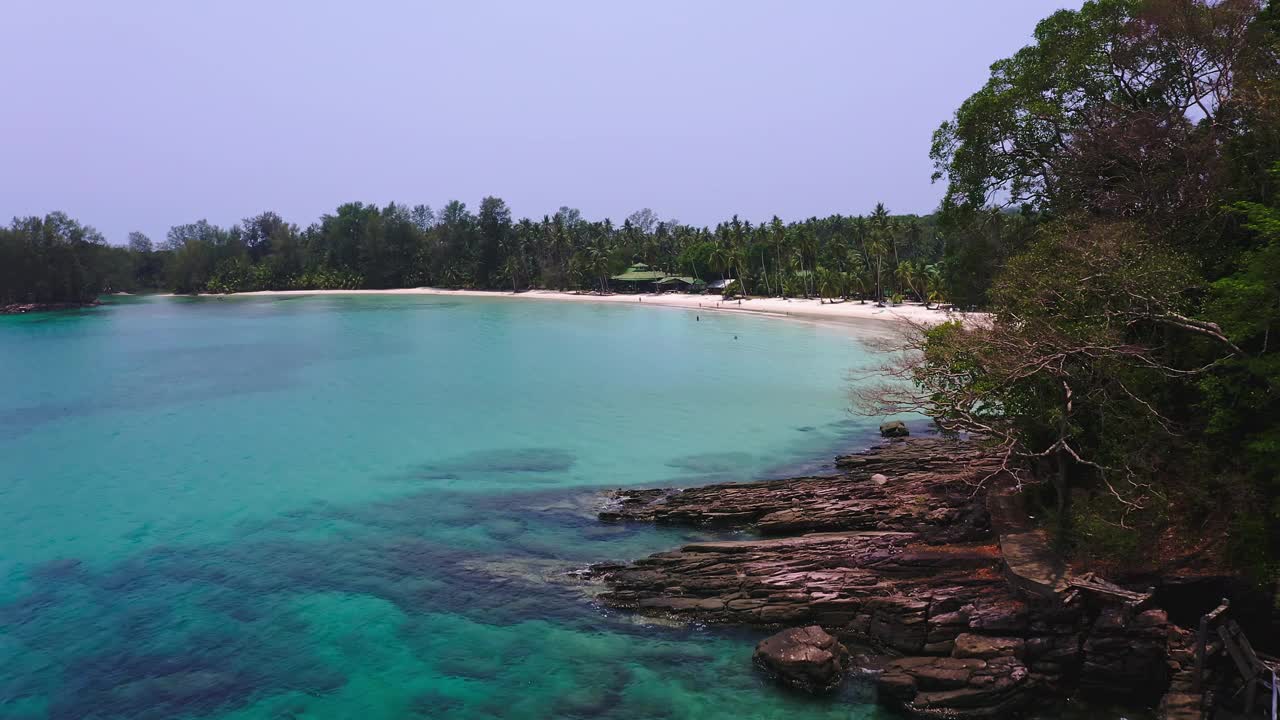 白色沙滩上的平房酒店，绿松石海泻湖。视频素材