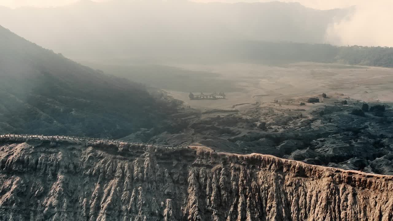 无人机拍摄印度尼西亚冒着烟的活火山Bromo视频素材