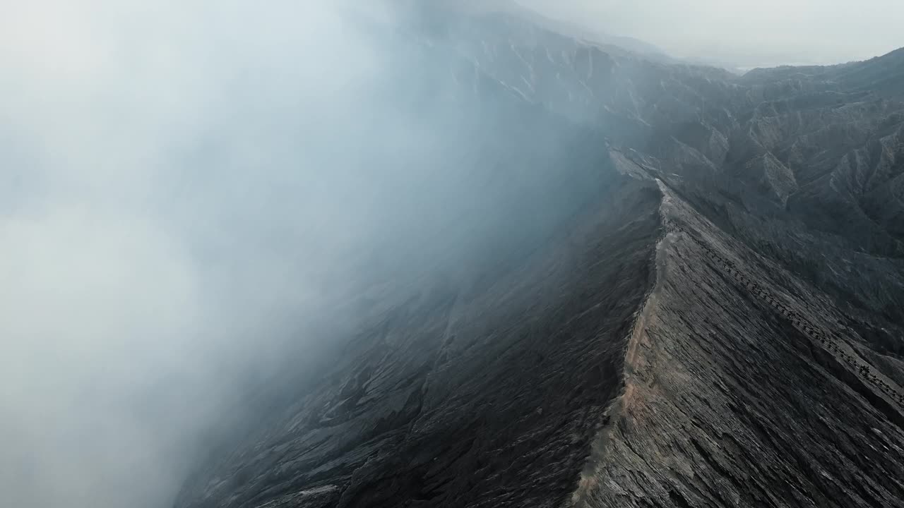 无人机拍摄印度尼西亚冒着烟的活火山Bromo视频素材