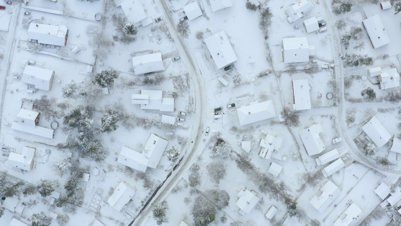 从上面看，白雪覆盖的别墅附近。视频下载