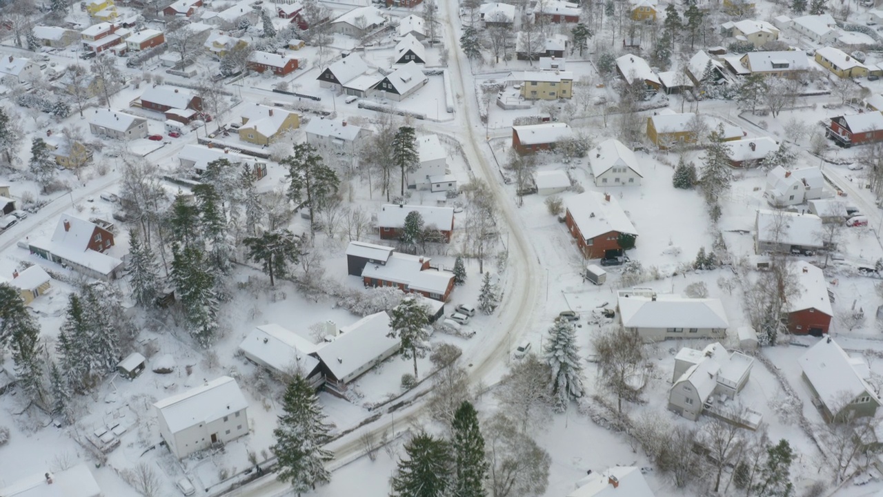 航拍积雪覆盖的住宅区。视频下载