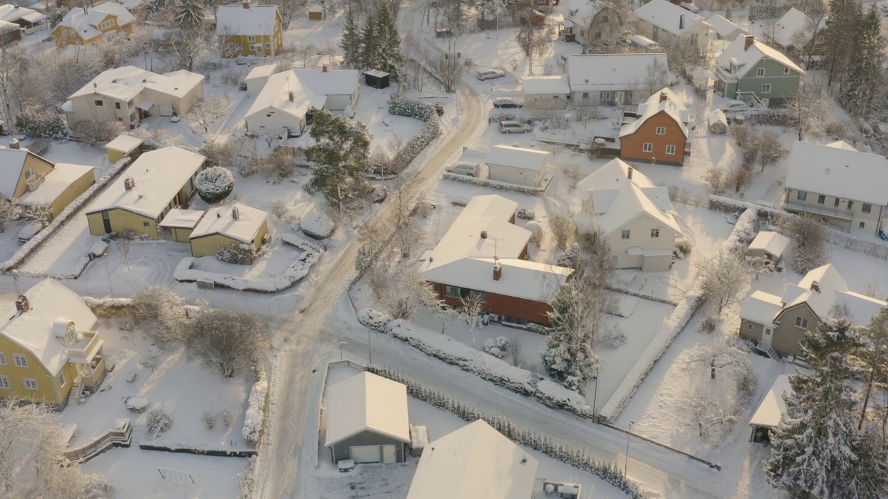 白雪皑皑的住宅街道的黄金时段景观。视频下载