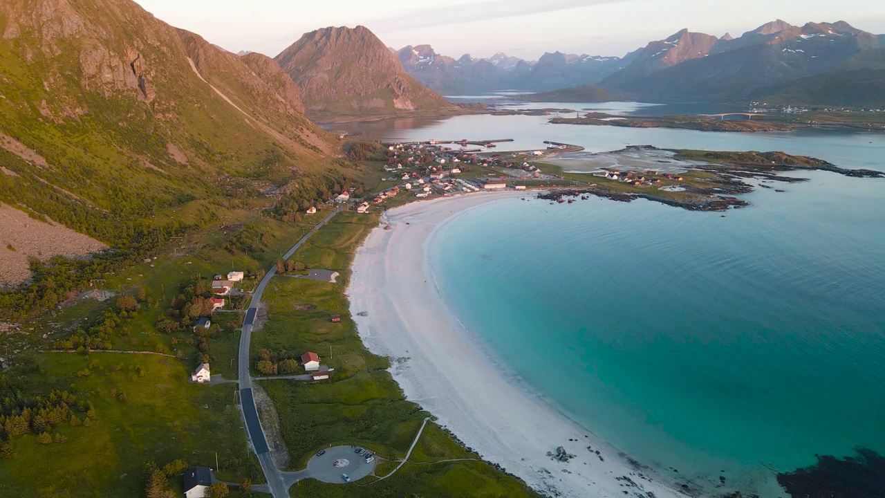 兰贝格海滩海湾鸟瞰图，背景是山脉景观。Flakstadoya岛，罗弗敦群岛，挪威。视频素材