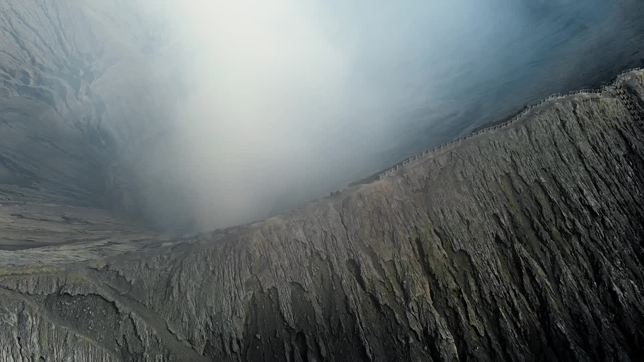 无人机拍摄印度尼西亚冒着烟的活火山Bromo视频素材