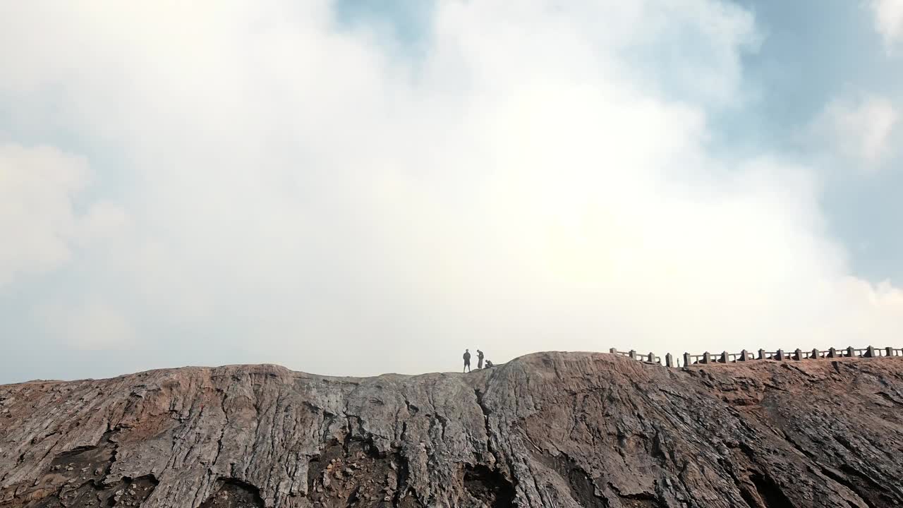 无人机拍摄印度尼西亚冒着烟的活火山Bromo视频下载