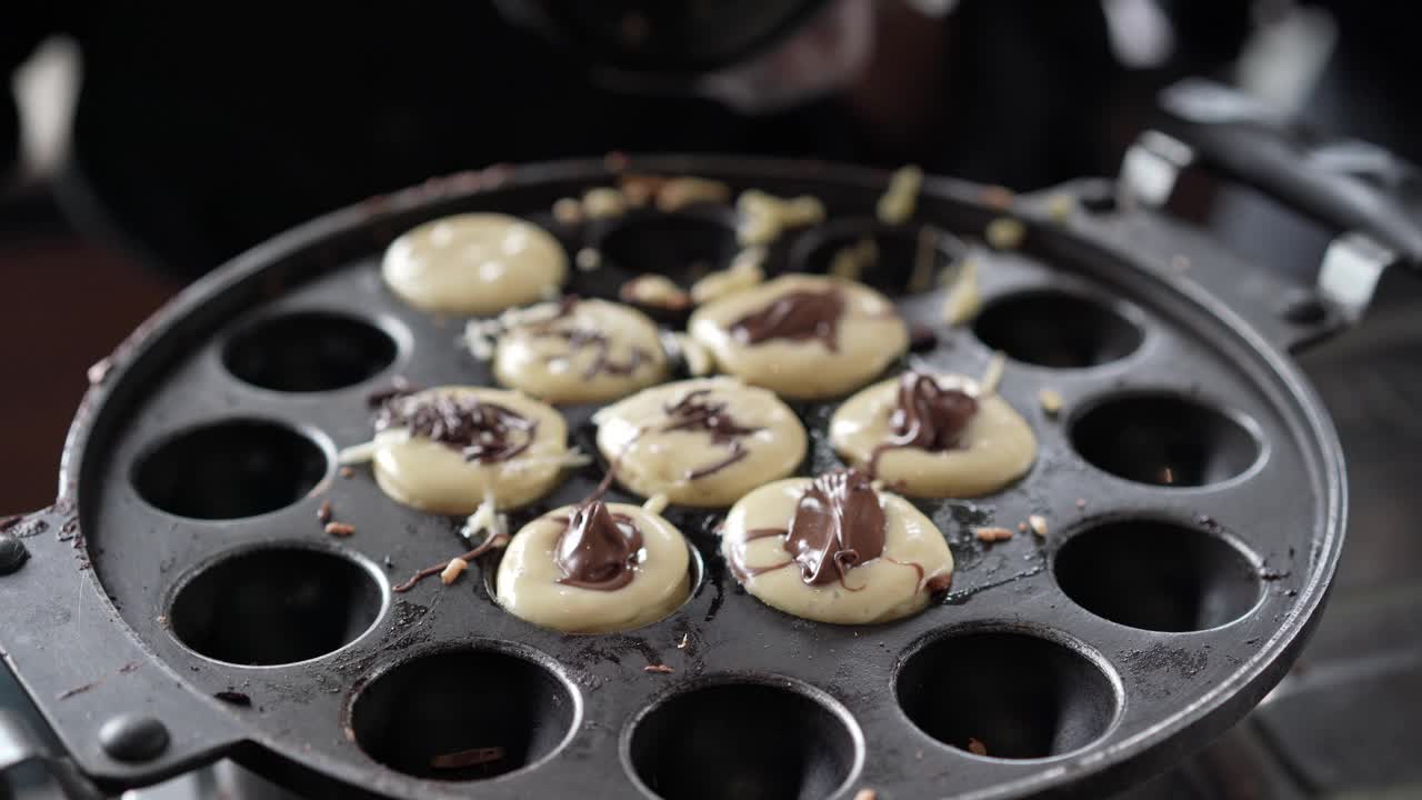 烹饪印尼捏饼或称为“Kue Cubit”视频素材