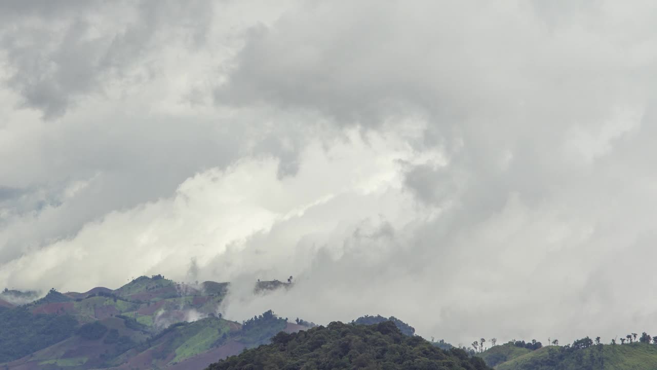 雾和高层云在泰国普杜伯克山顶的时间变化，雾笼罩着山峰和森林。雨后自然视频下载