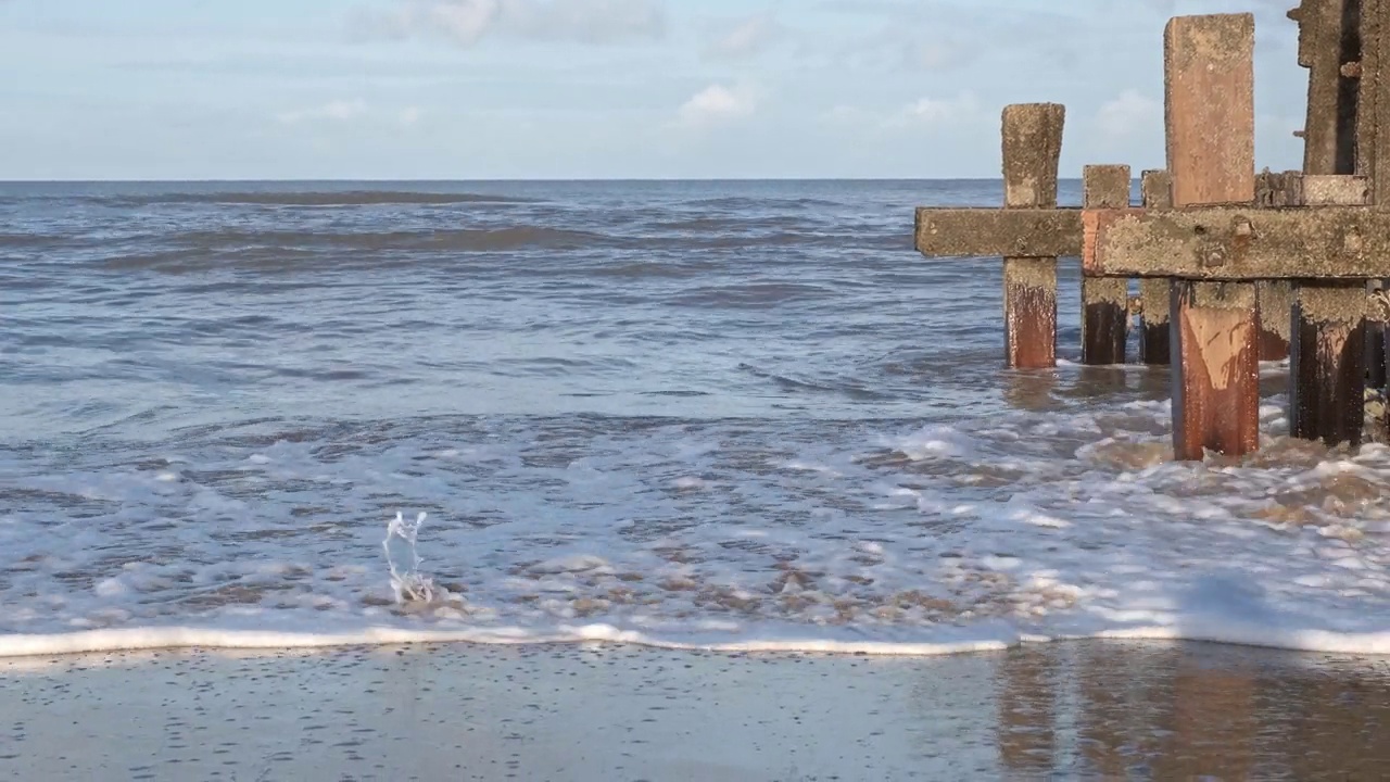 海浪轻轻地拍打着海岸视频素材