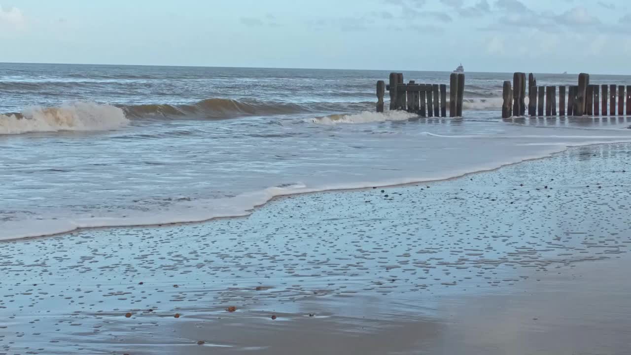 海浪冲击着木制的石阵视频素材