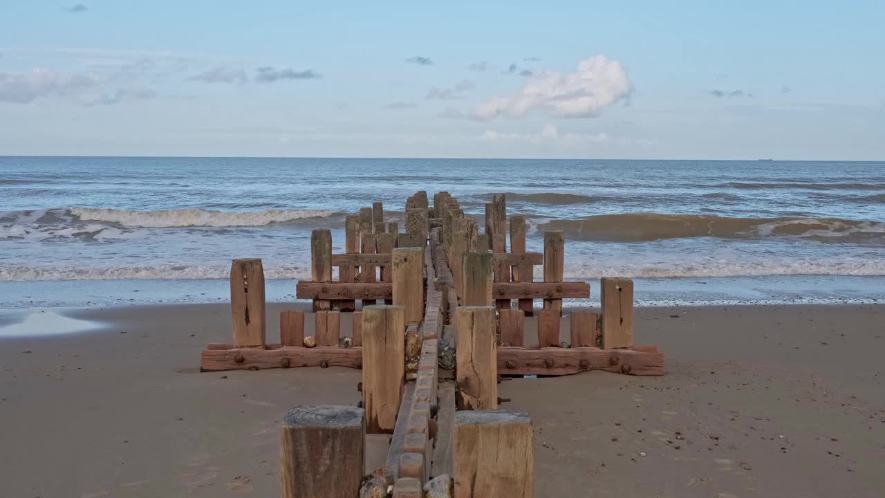 诺福克海岸的木制破浪船视频素材