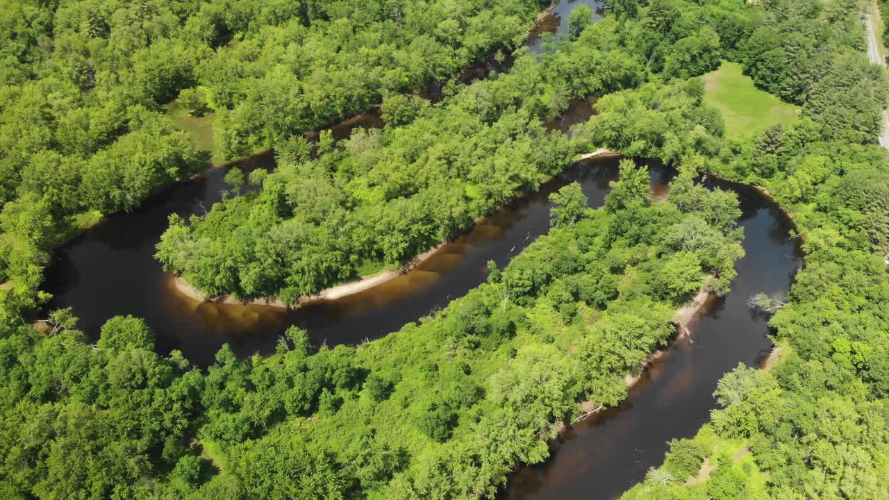 慢航拍显示在施龙河和绿色山谷在纽约州北部，美国。视频素材