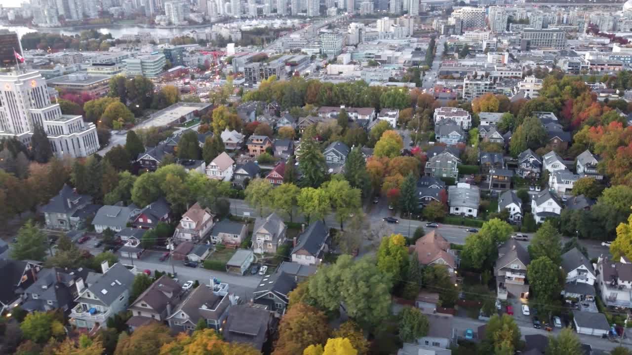 屋顶逃生:无人机在秋天穿越风景如画的加拿大风景的旅程视频素材