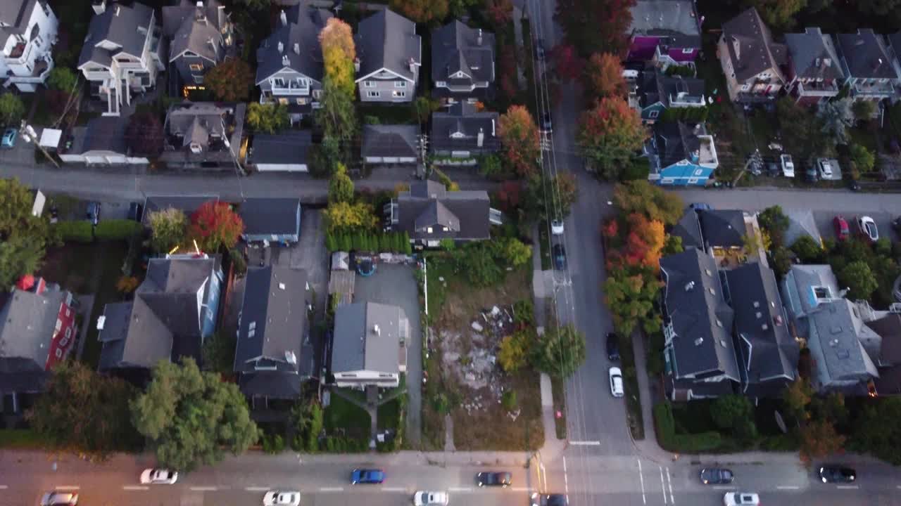 城市绿洲:秋天宁静的城市社区迷人的景色视频下载