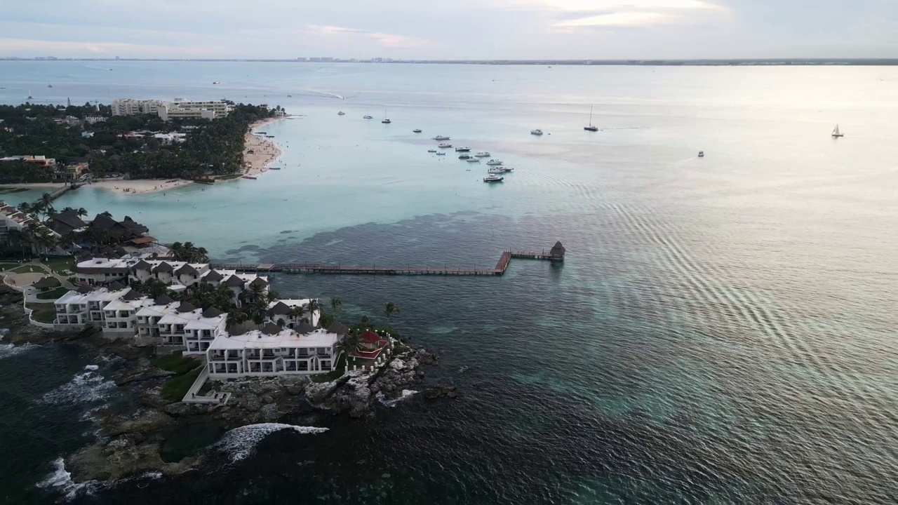 墨西哥坎昆里维埃拉玛雅珊瑚礁鸟瞰图热带加勒比海海洋白沙热带海滩度假小镇无人机镜头视频素材