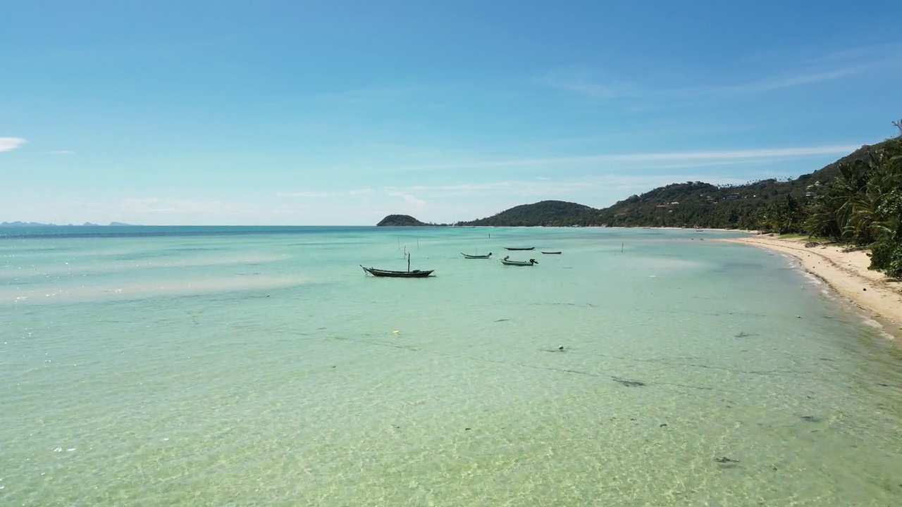 在热带天堂泰国旅游度假胜地苏梅岛美南海岸，无人驾驶飞机在原始清澈的水面上飞行视频素材