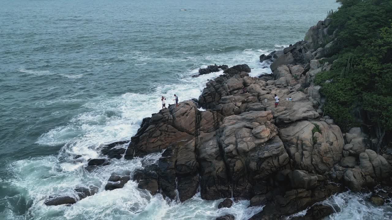 墨西哥瓦哈卡州埃斯孔迪多港安杰利托港海滩附近，海浪冲击着巨大的岩石视频素材