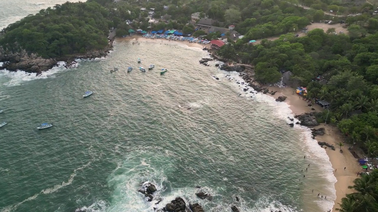 墨西哥埃斯孔迪多港的瓦哈卡海岸线。无人机在安杰利托港海滩和曼萨尼约海滩上空飞行。视频素材