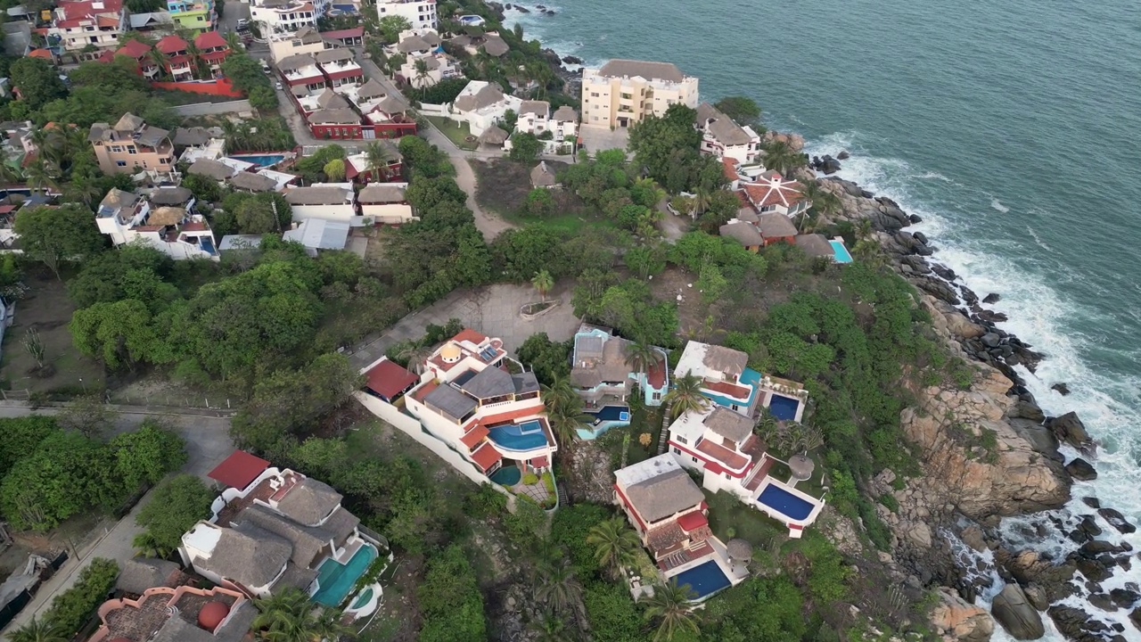 墨西哥瓦哈卡州埃斯孔迪多港的沿海房地产，海滨住宅、房屋和酒店的鸟瞰图视频素材