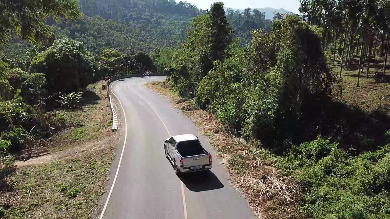 白天，一辆面包车在乡村山区的路上行驶视频素材