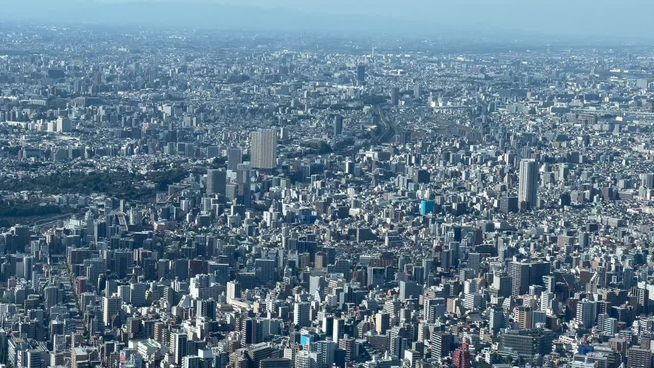 白天城市建筑和道路的Arial视图，倾斜向下拍摄视频素材