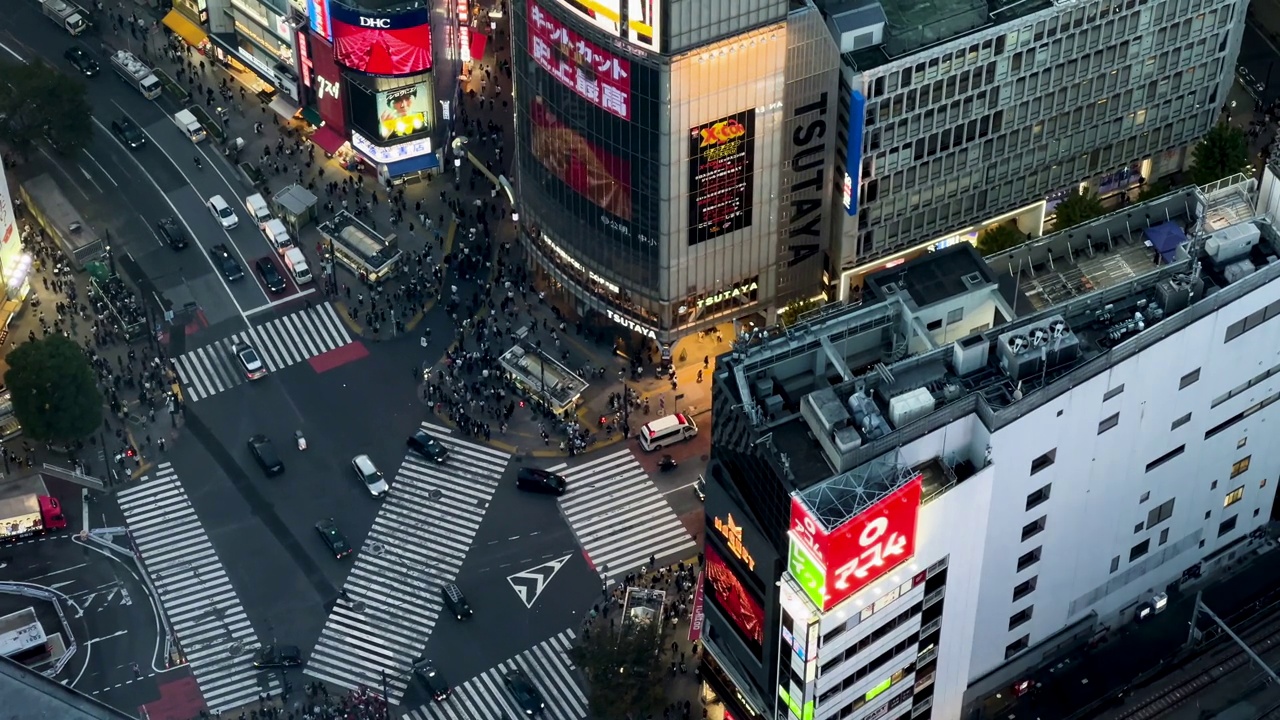 白天城市建筑和道路的Arial视图视频素材