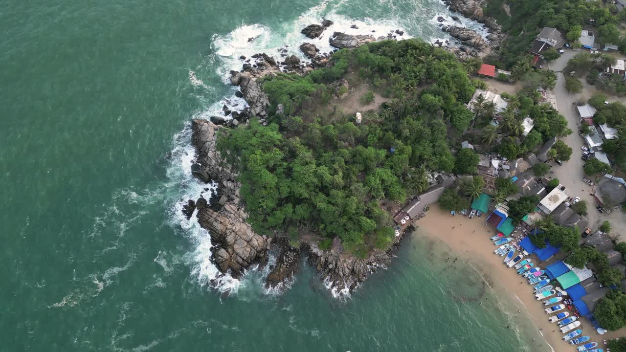 墨西哥瓦哈卡州埃斯孔迪多港的安杰利托港海滩。海岸景观与太平洋的原始海岸线相映成趣。无人机的观点视频素材