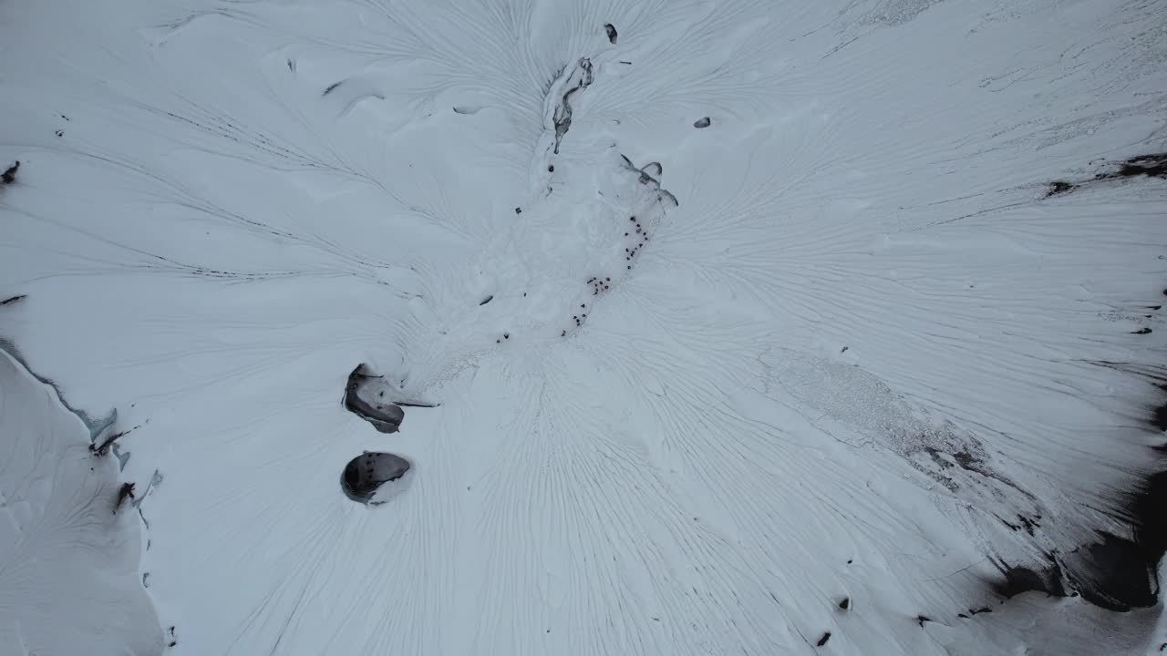 鸟瞰积雪覆盖的山脉和冰岛崎岖的冬季景观视频素材