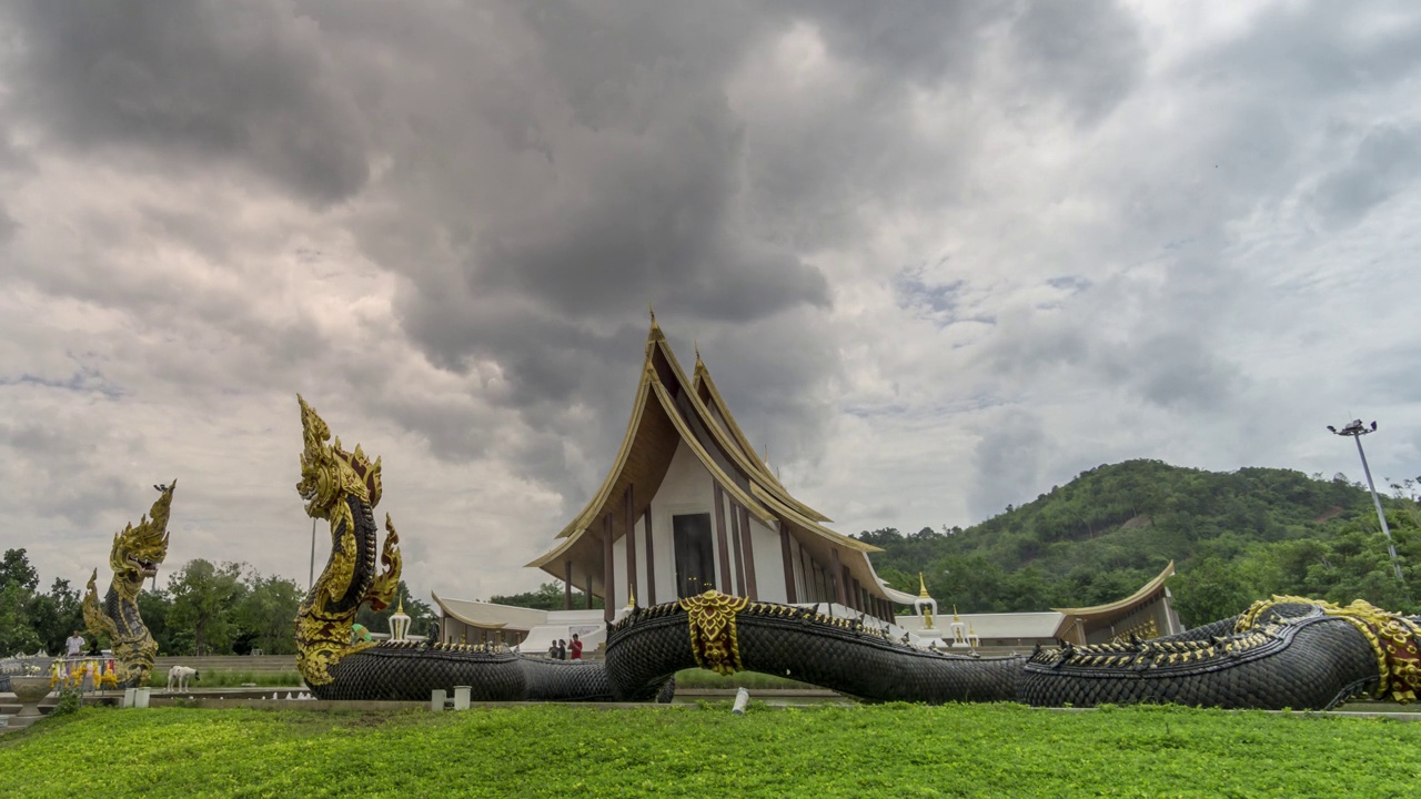 泰国，碧差汶，塔玛扬寺上空乌云密布视频下载