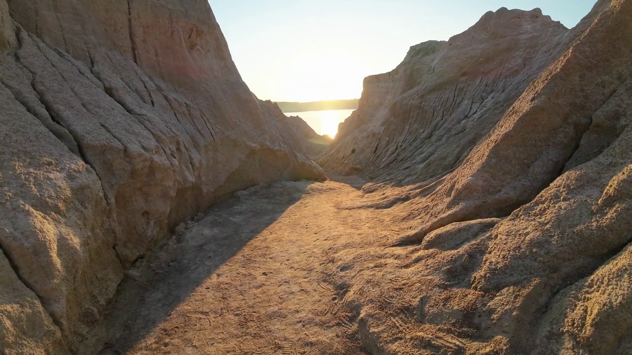 在一个阳光明媚的初夏早晨，风景如画地来到海滩视频素材