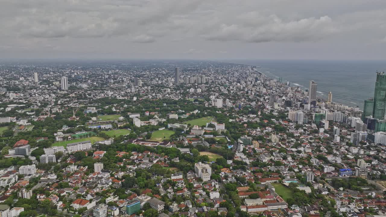 空中v20高空无人机飞越肉桂花园，捕捉沿海社区的海滨城市景观，Kollupitiya和Bambalapitiya -用Mavic 3 Cine拍摄，2023年4月视频素材