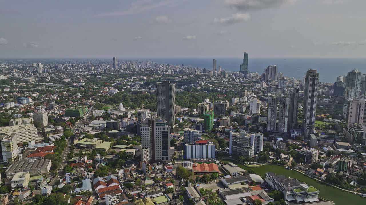 斯里兰卡科伦坡航拍v4全景无人机在10区拍摄贝拉湖地标莲花塔，市中心城市景观和城市港口全景-用Mavic 3 Cine拍摄- 2023年4月视频素材