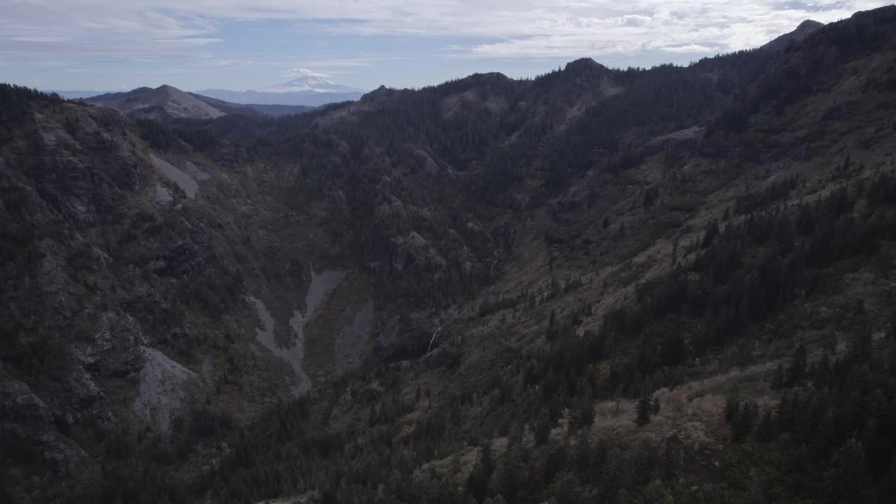 秋季的山地地形视频下载